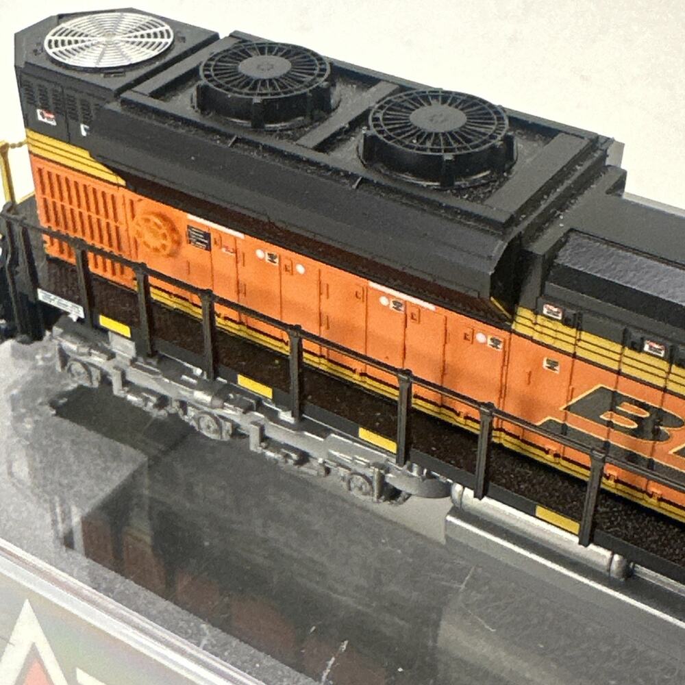 Kato 1768526-DC SD70ACe BNSF #8780 Locomotive N Scale - Picture 7 of 10